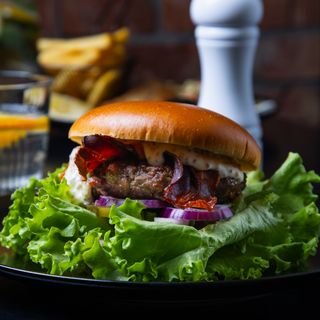 Burger z szarpanymi żeberkami wołowymi