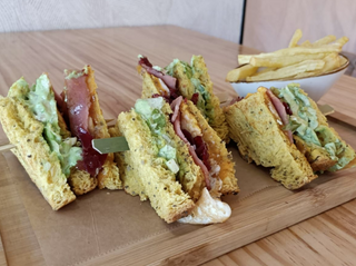 Sándwich club aguacate