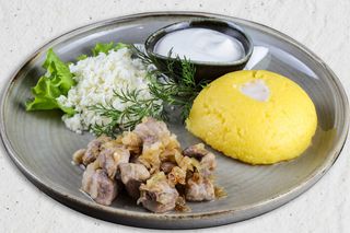 Tocană de porc cu mămăligă