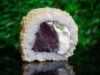 Uramaki arare z tuńczykiem 6 szt.