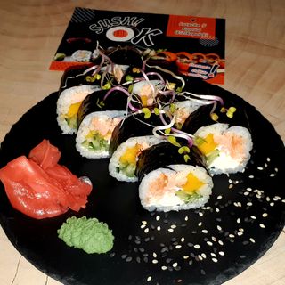 Futomak  z smażonym łososiem I Mango 8szt  