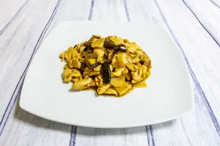 38. Pollo con Setas Chinas y Bambú