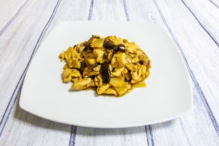 38. Pollo con Setas Chinas y Bambú
