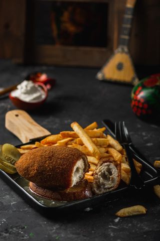 კიევური კოტლეტი გარნირით