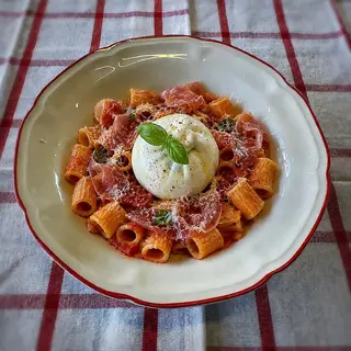 Mezze Maniche Burrata e Crudo