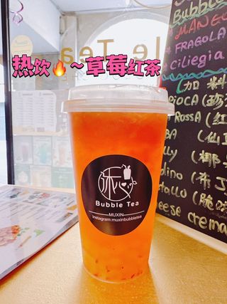 Tè fragola con tea Nero caldo