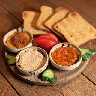 Pită unsă cu de toate (2 persoane)