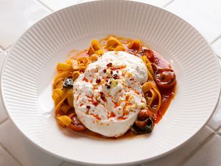 TAGLIATELLE Z GRILOWANYMI POMIDORAMI I BURRATĄ