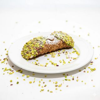 Cannolo con ricotta e pistacchio