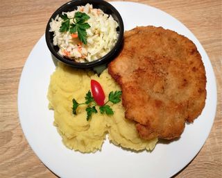 Kotlet schabowy z ziemniakami i surówką coleslaw + zupa