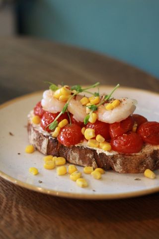 Тост з креветками та грильованими томатами чері