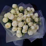 Букет з кущових троянд та ромашок 