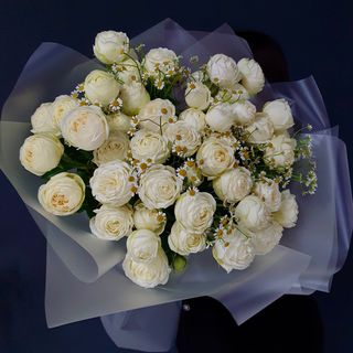 Букет з кущових троянд та ромашок 