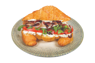 Kроасан с филаделфия, рукола, домат, прошуто крудо