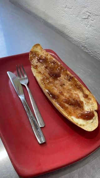 Tostadas De Mantequilla Y Mermelada De Fresa (Entera)