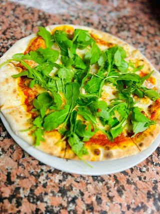Pizza con gamberi e rucola