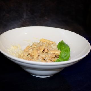 Penne z kurczakiem w sosie serowo śmietanowym z pieczarkami