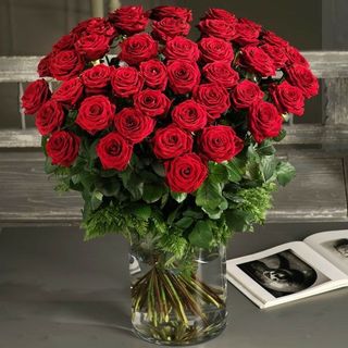 Bouquet Rouge Avec Vase Cylindrique