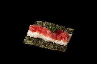 155. Temakisushi Atún Picante (1 Ud.)