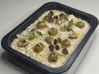 Вівсянка солона з оливками та пармезаном