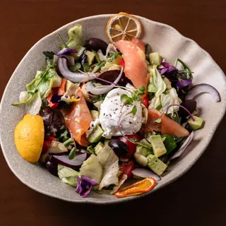 Salată cu somon afumat, ou poșat și avocado