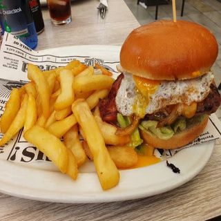 Hamburguesa de la casa + patatas