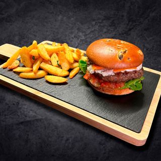 ⁠GOAT Burger cu cartofi Dippers