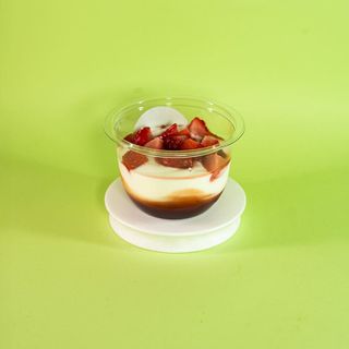 YOGUR NATURAL DE FRESA Y PLATANO CON MUESLI