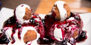 Platou papanasi cu smantana si dulceata de afine 