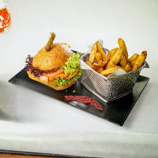 Combo: Burger Pui + Cartofi rustici prăjiți + Cola ZERO/Cola/Fanta