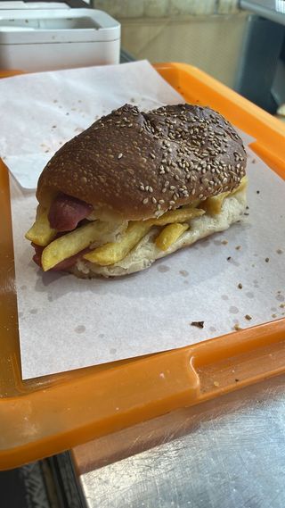 Würstel, patatine e mozzarella