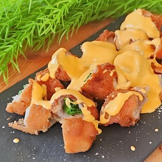Mangia e bevi fritti con fonduta di cheddar