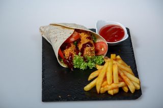 Crispy BBQ Wrap, Cartofi,sos