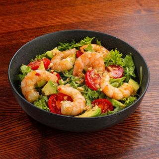 Salată cu creveți și avocado 