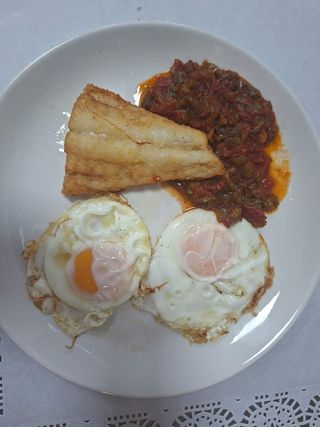 Huevos fritos con pisto y bacalao frito