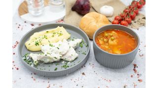 Ciorba taraneasca de legume,piept de pui cu sos emmentaler,cartofi piure cu unt,chifla