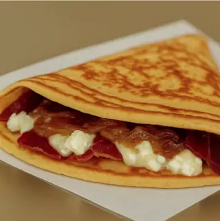 Crepe Cecina, Cebolla Caramelizada Y Queso De Cabra