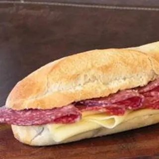 Bocadillo de salchichón con queso 