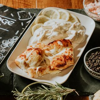 Piept de pui in sos de lamaie si cartofi gratinati