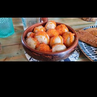 Ración de papas arrugadas con mojo rojo