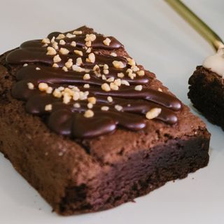 Brownie Con Topping De Avellana Porción