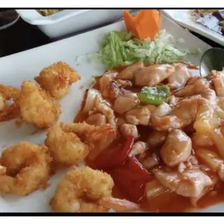 M28. Pollo Con Piña Gambas Fritas