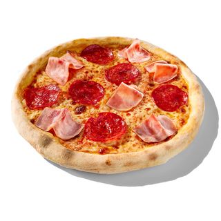Pizza cu sunca si salam