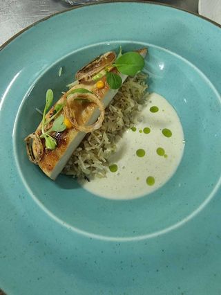 Piept de pui cu orez prajit si sos de praz