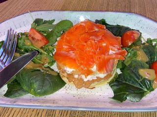 ПАНКЕЙКИ З ЛОСОЕМ ТА КРЕМ-СИРОМ (310g)