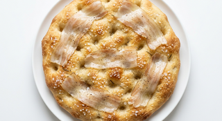 Focaccia cu slănină și sare mare