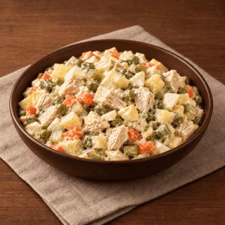 Салат "Олівʼє" з куркою (200г)