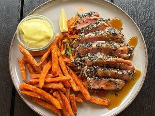 Stek z tuńczyka i bataty z sosem wasabi mayo