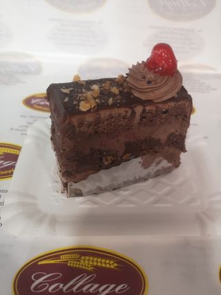 Felie tort ciocolata cu visine