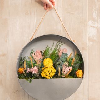 Circulo latón colgante Venecia con flores preservadas